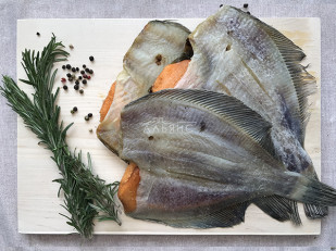 Гренки: Камбала камчатская вяленая с икрой