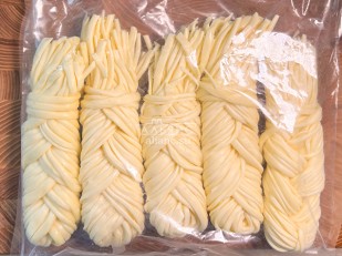 Диспенсеры для снеков: Сырный продукт ФЕРМЕРСКИЙ коса белая